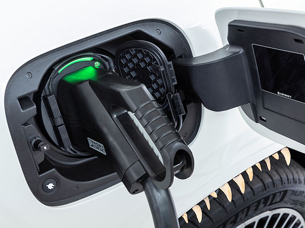 Elektrisch angetriebene Autos sind ohne Frage schwerer als vergleichbare konventionell angetriebene Modelle und warten in der Regel mit einem höheren Drehmoment auf: Auto Motor und Sport ist der Frage nachgegangen, ob sie das wirklich zu „Reifenfressern“ macht (Bilder: Mercedes-Benz, Pexels/Man D – Montage: NRZ/Christian Marx)