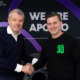 Freuen sich auf ihre Partnerschaft in den kommenden beiden Jahren: Benoit Rivallant (links), Präsident und CEO von Apollo Tyres Europe, mit dem deutschen Rennfahrer Sascha Lenz, der ab der neuen Saison mit einem neuen MAN TGS 2022 für das gemeinsame Team auf die Strecke gehen wird (Bild: Apollo Tyres)