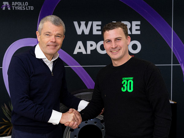 Freuen sich auf ihre Partnerschaft in den kommenden beiden Jahren: Benoit Rivallant (links), Präsident und CEO von Apollo Tyres Europe, mit dem deutschen Rennfahrer Sascha Lenz, der ab der neuen Saison mit einem neuen MAN TGS 2022 für das gemeinsame Team auf die Strecke gehen wird (Bild: Apollo Tyres)