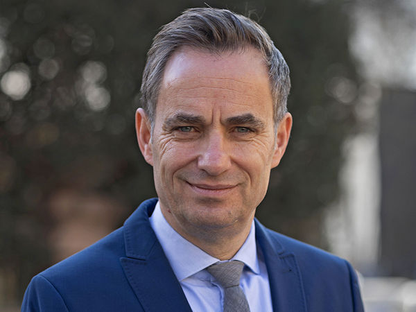 Olaf Schick – derzeit noch Chief Financial Officer der Mercedes-Benz Group China sowie davor Chief Compliance Officer der Daimler AG und in verschiedenen anderen Funktionen des Konzerns im Rechts-, M&A-, und Finanzbereich oder als Rechtsanwalt tätig – übernimmt zum 1. Juli kommenden Jahres das bei Conti neu geschaffene Vorstandsressort für Integrität und Recht (Bild: Continental)
