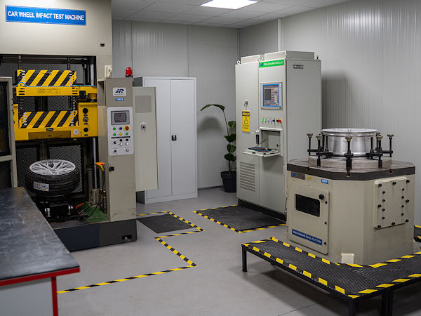 Im neuen TÜV-Austria-Räderprüflabor in Kocaeli nahe Istanbul soll das Team vor Ort bereits erste Kundenaufträge „erfolgreich und mit hohem Engagement“ bearbeitet haben (Bild: TÜV Austria)