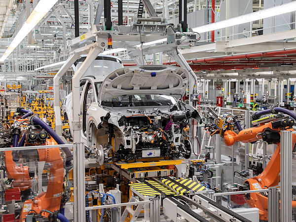 „Große Besorgnis“ haben die für die aktuelle KPMG-Studie in 30 Ländern weltweit befragten Automanager nach Angaben des Wirtschaftsprüfungs-/Beratungsunternehmens vor allem im Hinblick auf die Versorgung mit Rohstoffen und Komponenten geäußert (Bild: Volkswagen)