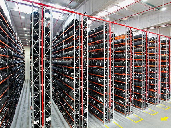 Dank Lagerlösungen von AR Racking kann Recambios Frain in seinem neuen 7.000 Quadratmeter messenden Lager mehr als 10.000 Reifen unterbringen (Bild: AR Racking)
