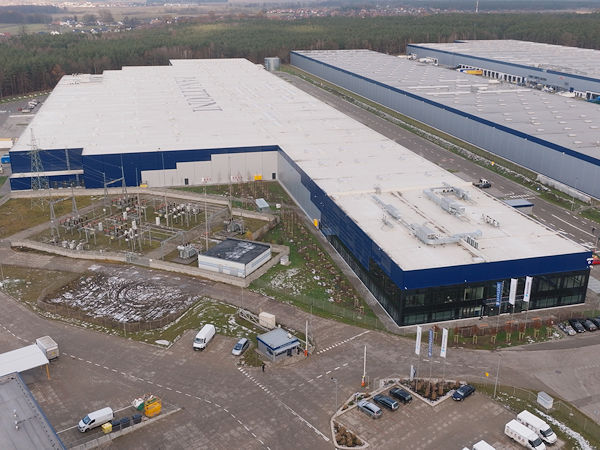 Der neue Autodoc-Hub „M40“ (Foto) macht Stettin zum aktuell wichtigsten und größten Logistikstandort des Anbieters, der einen solchen seit 2010 darüber hinaus auch in Berlin-Lichtenberg betreibt, wobei ab 2023 ein weiterer im tschechischen Cheb noch hinzukommen soll (Bild: Autodoc)
