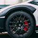 Bridgestones „Dueler All-Terrain AT002“ (Foto) wird ab Werk in 235/40 ZR19 (96Y) XL RFT an der Vorder- und in 285/40 ZR19 (107Y) XL RFT an der Hinterachse des Lamborghini Huracán Sterrato montiert, für den Winter stellt der Reifenhersteller in denselben Dimensionen seinen „Blizzak LM005“ für den Wagen zur Verfügung (Bild: Bridgestone)