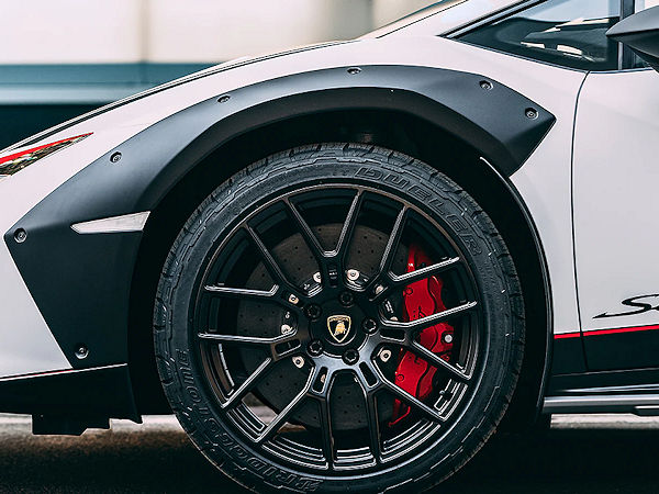 Bridgestones „Dueler All-Terrain AT002“ (Foto) wird ab Werk in 235/40 ZR19 (96Y) XL RFT an der Vorder- und in 285/40 ZR19 (107Y) XL RFT an der Hinterachse des Lamborghini Huracán Sterrato montiert, für den Winter stellt der Reifenhersteller in denselben Dimensionen seinen „Blizzak LM005“ für den Wagen zur Verfügung (Bild: Bridgestone)