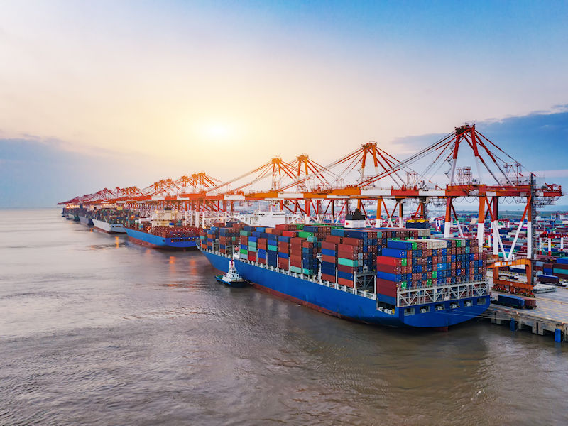 Containerschiffe Depositphotos 222952254 XL tb
