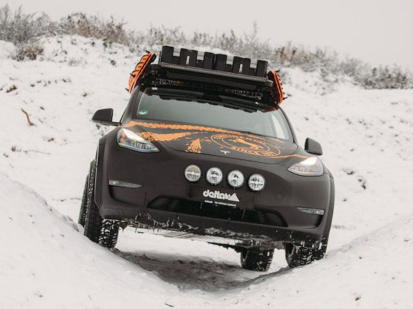 Für seinen geländetauglichen Testla-Umbau hat sich der Tuner Delta4x4 für das Conti-Profil „CrossContact ATR“ als Bereifung entschieden (Bild: Continental)