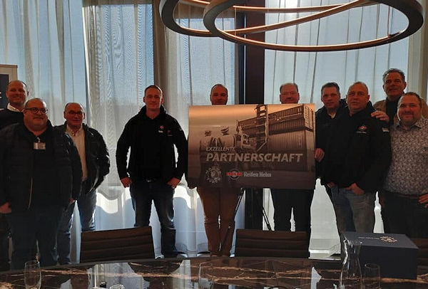 Mehr als acht Jahre soll es her sein, dass Reifen Helm erstmals Ware bei der Magna Tyres Group geordert hat – da war es an der Zeit, den Geschäftspartner aus Deutschland mal zu sich einzuladen, befindet der niederländische OTR-Reifenspezialist (Bild: Magna Tyres)