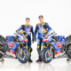 Für die Maschinen des Yamaha-Teams, bei dem Prometeon als Co-Titelsponsor fungiert, ist eine neue Lackierung entworfen worden genauso wie der Markenname des Reifenherstellers die Rennoveralls der beiden Fahrer Toprak Razgatlioglu (rechts) und Andrea Locatelli ziert oder auch die Trucks des Rennstalls, mit dem es das Material zu den Strecken transportiert (Bild: Prometeon)