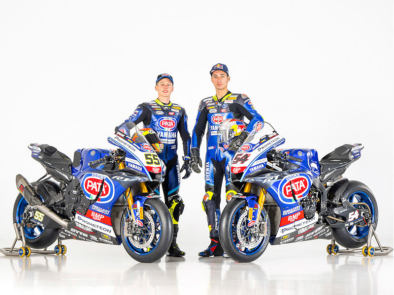 Für die Maschinen des Yamaha-Teams, bei dem Prometeon als Co-Titelsponsor fungiert, ist eine neue Lackierung entworfen worden genauso wie der Markenname des Reifenherstellers die Rennoveralls der beiden Fahrer Toprak Razgatlioglu (rechts) und Andrea Locatelli ziert oder auch die Trucks des Rennstalls, mit dem es das Material zu den Strecken transportiert (Bild: Prometeon)