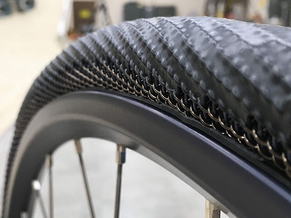 Als erstes kommerzielles Produkt der SMART Tire Company hat deren METL genannter Luftlosfahrradreifen gleich zwei Innovation Awards der diesjährigen Consumer Electronics Show einheimsen können: in den Kategorien Fahrzeugtechnik & Fortschrittliche Mobilität sowie Nachhaltigkeit, Ökodesign & Smart Energy (Bild: SMART Tire Company)
