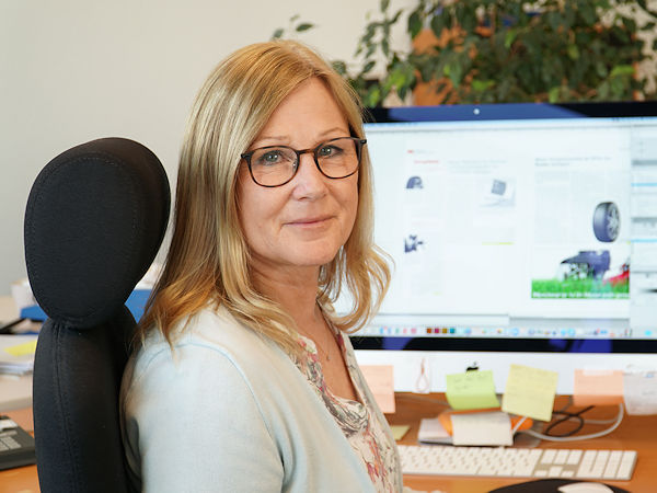 War unsere Kollegin Heike Schomaker-Eymers schon gleich von Anfang an zuständig für vieles im Profil-Verlag, wuchs ihre Verantwortung innerhalb der Firma, die sie als „Teil meiner Familie“ versteht, in den 40 Jahren seither immer weiter, wobei sich seit den 1990er-Jahren vor allem das Layout der allmonatlich erscheinenden NEUE REIFENZEITUNG zu ihrem Hauptarbeitsgebiet entwickelt hat (Bild: NRZ/Gaby Hinck)