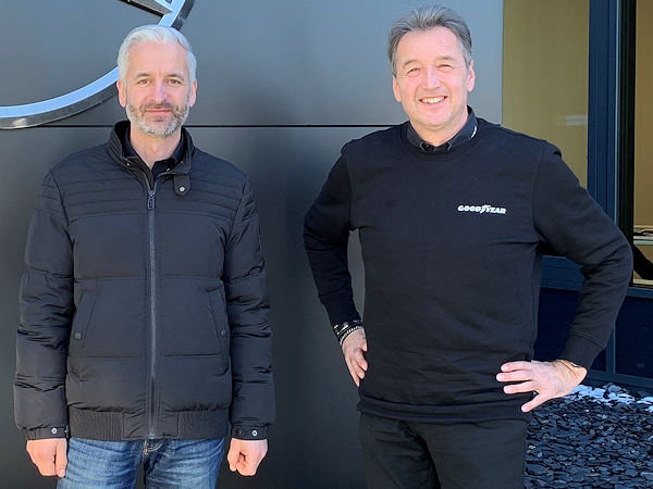 Markus Winklhofer (links), Gebietsleiter Customer Services Mercedes-Benz Cars Austria, mit Thomas Landl, Manager Sales Replacement Car Dealer Goodyear Austria (Bild: Goodyear)