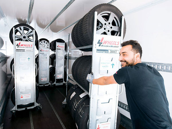 4Wheels sieht sich selbst als Marktführer in Sachen Räder- und Reifeneinlagerung, wobei das Unternehmen entsprechende Dienstleistungen seit 1999 anbietet und nach eigenen Worten mit inzwischen rund 500 Mitarbeitern mehr als 60 sogenannten „Räderhotels“ in ganz Deutschland betreibt (Bild: 4Wheels)