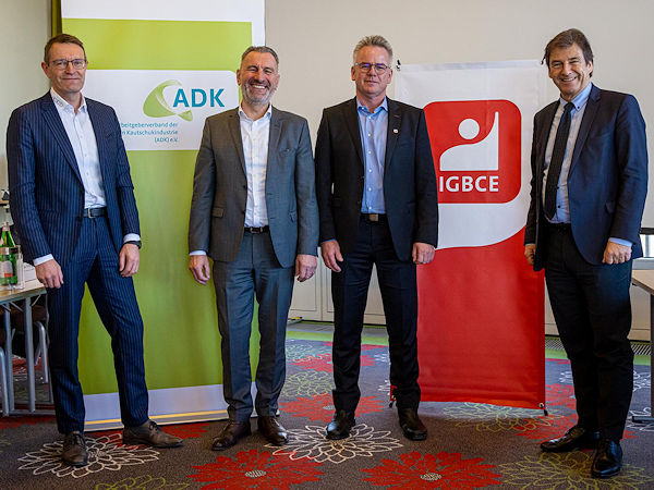 Führen die Gespräche (von links): Dr. Sven Vogt und Thomas Hofmann, Vorsitzender bzw. Verhandlungsführer des ADK, gemeinsam mit IGBCE-Verhandlungsführer Marc Welters und ADK-Hauptgeschäftsführer Dr. Volker Schmidt (Bild: ADK/Herzig)