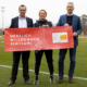 Freuen sich über die geschlossene Partnerschaft (von links): Timo Röbbel, Leiter Marketing Ersatzgeschäft Deutschland bei Continental, zusammen mit der Bundestrainerin der Frauennationalmannschaft Martina Voss-Tecklenburg sowie Jürgen Marth, Leiter Sales Zentral- und Nordeuropa bei dem Reifenhersteller (Bild: Continental)