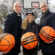 Anfang Februar haben Christian Kötz (links), Leiter des Reifenbereiches und Mitglied des Vorstandes bei Continental AG, und Hannovers Oberbürgermeister Belit Onay (rechts) das aus 200 recycelten Rennreifen bestehende Spielfeld offiziell eingeweiht (Bild: Continental)