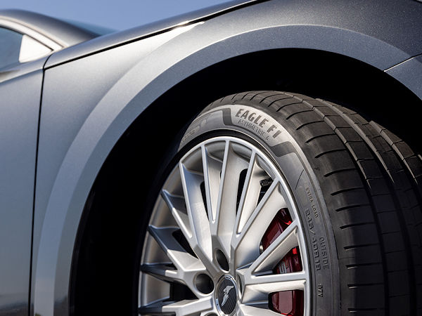 Zwei der vier neuen Größen des Ende 2021 vorgestellten „Eagle F1 Asymmetric 6“ sind bereits erhältlich, die anderen beiden sollen im April und Juni folgen (Bild: Goodyear)