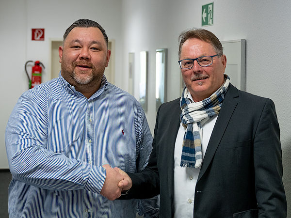Bei dem Fahrzeugteilegroßhändler hat es nicht nur einen Wechsel in der Vertriebsleitung Nord gegeben, weil Sebastian Jock (links) die bisherigen Aufgaben des in den Ruhestand gewechselten Wilfried Schmieder übernommen hat, sondern … (Bild: Fritz Wittich GmbH)
