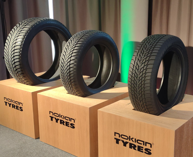Abgesehen vom neuen „Snowproof 2 SUV“ (von links) und „Snowproof 2“ hat Nokian mit dem „Snowproof 1“ außerdem noch eine überarbeitete Version seines „Snowproof“ vorgestellt (Bild: NRZ/Christian Marx)