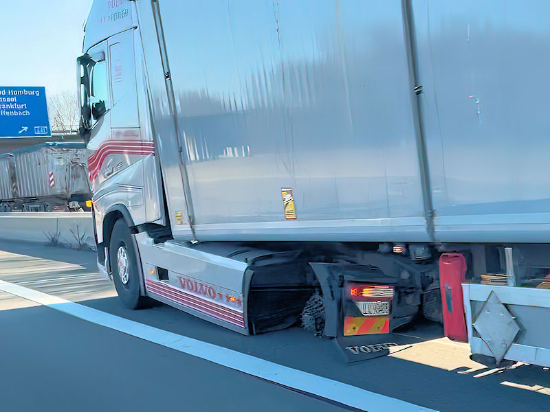 Sattelzug ohne Raeder 002 tb