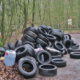 Bisher unbekannte Täter haben bei ihrer Umweltstraftat nicht nur Altreifen, sondern zudem noch etwa 400 Liter Altöl in vier Kunststofffässer wild in der Landschaft entsorgt (Bild: Polizei Bad Münder)