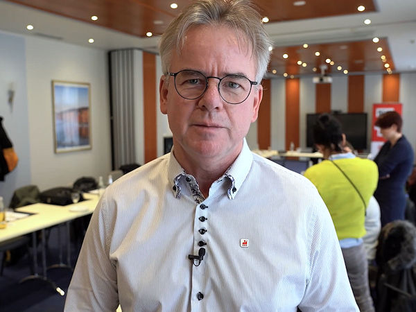 Die Lage in der Kautschukindustrie sei insgesamt zwar durchwachsen, aber überwiegend positiv, sagt Marc Welters von der IGBCE. „Gerade die Ausblicke für 2023 lassen auf Besserung hoffen“, ergänzt er (Bild: IGBCE-Video/Screenshot)