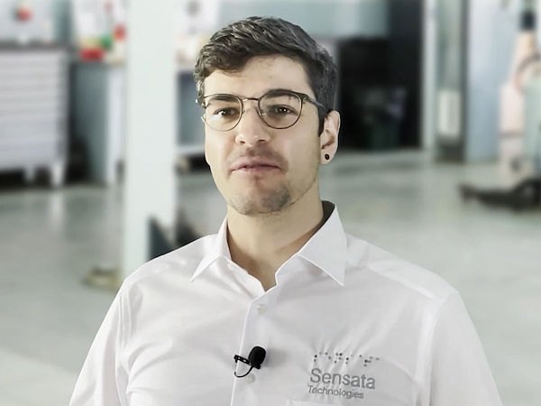 In einem rund dreieinhalbminütigen Clip erklärt David Forti vom technischen Service bei Schrader, wie das „ST-1“ genannte RDKS-Programmiergerät des Anbieters aktualisiert werden kann (Bild: YouTube/Screenshot)