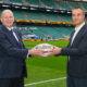 Besiegeln ihre Partnerschaft: Tarik Gorgun (rechts), Managing Director Continental Tyres UK, und Steve Grainger, Executive Director Rugby Development der englischen RFU (Bild: Continental)