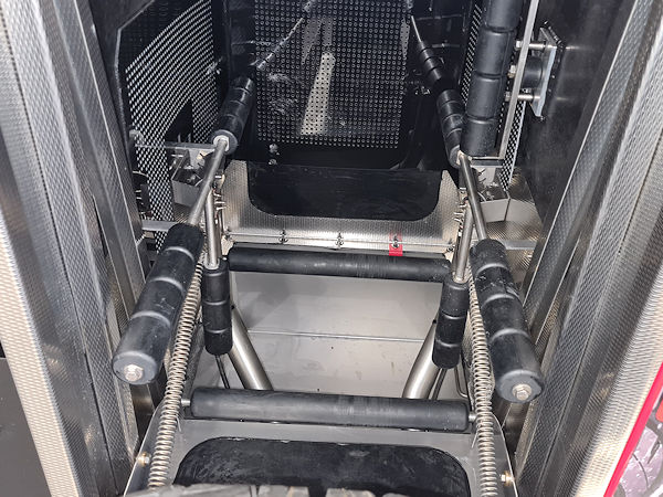 Bei der Maschine sind neuerdings Antriebsrollen ohne Spikes nicht nur für ein effizientes Rollieren der Räder im Waschraum zuständig, sondern sie sollen zudem verhindern, dass Einlagerungsetiketten auf der Lauffläche abgelöst werden (Bild: Haweka Werkstatttechnik Glauchau)