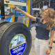 Der beim diesjährigen Technology & Maintenance Council Meeting in Orlando (Florida/USA) von Goodyear-Produktmarketingmanager Jessica Julian präsentierte neue Reifen soll einen niedrigeren Rollwiderstand aufweisen als vergleichbare Produkte von Michelin oder Bridgestone (Bild: Goodyear)