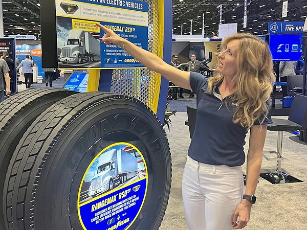 Der beim diesjährigen Technology & Maintenance Council Meeting in Orlando (Florida/USA) von Goodyear-Produktmarketingmanager Jessica Julian präsentierte neue Reifen soll einen niedrigeren Rollwiderstand aufweisen als vergleichbare Produkte von Michelin oder Bridgestone (Bild: Goodyear)