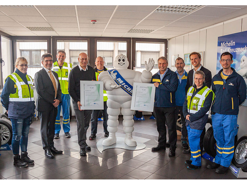 Mit der Übergabe eines entsprechenden Zertifikates durch die Dekra Certification GmbH an Vertreter des Reifenherstellers am Michelin-Standort in Bad Kreuznach wird offiziell bescheinigt, dass die Verantwortlichen und Mitarbeiter vor Ort ihr Managementsystem für Arbeits- und Gesundheitsschutz vorbildlich umsetzen (Bild: Michelin)