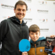 Tischtennisass Timo Boll (links) ließ es sich nicht nehmen, den vier Siegern der Bridgestone-Aktion die gute Nachricht persönlich zu überbringen, und stand dazu bei Reifen Stiebling nicht nur für Selfies und Autogramme zur Verfügung, sondern griff in der zum Trainingslager umfunktionierten Montagehalle des Unternehmens auch selbst zum Schläger (Bild: Reifen Stiebling/Arne Pöhnert)