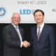 Kumho-Präsident und -CEO Jung Il Taik (rechts) hat anlässlich des Besuches von John Bel Edwards, Gouverneur des US-Bundesstaates Louisiana, bei dem Reifenhersteller weitere Investitionen des Unternehmens in Nordamerika angekündigt (Bild: Kumho Tire)