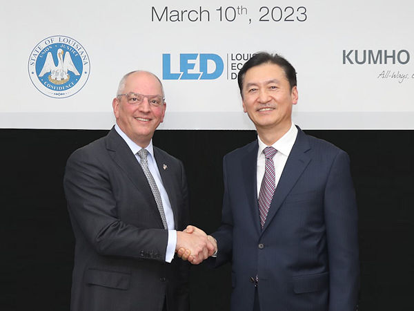 Kumho-Präsident und -CEO Jung Il Taik (rechts) hat anlässlich des Besuches von John Bel Edwards, Gouverneur des US-Bundesstaates Louisiana, bei dem Reifenhersteller weitere Investitionen des Unternehmens in Nordamerika angekündigt (Bild: Kumho Tire)