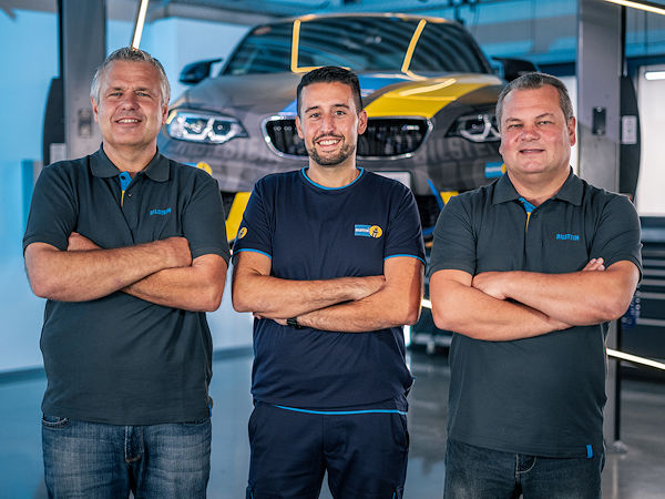Die Bilstein Academy bzw. das Team rund um Rainer Popiol, Mustafa Yavuz und Dimitris Kouvaras (von links) vermittelt bei den Schulungen Fahrwerkwissen zu unterschiedlichen Themenfeldern von Camper bis Tuning (Bild: Bilstein)