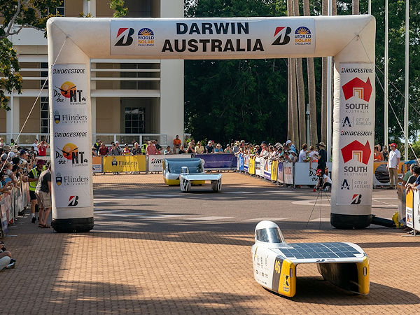 Bei der World Solar Challenge (WSC) fungiert Bridgestone bis 2030 als Titelsponsor, weshalb der Reifenhersteller auch rund um den diesjährigen Solarmobilwettbewerb im Oktober in Australien wieder Universitäten in Deutschland bei der Entwicklung dort antretender Fahrzeuge unterstützt (Bild: Bridgestone)