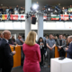 Mit den Conti-Vorstandsmitgliedern Christian Kötz (Vordergrund von links) und Dr. Ariane Reinhart als Gastgebern hat Kanzler Olaf Scholz nicht nur das Runderneuerungswerk des Herstellers in Hannover-Stöcken besichtigt, sondern auch den Dialog mit den Beschäftigten vor Ort gesucht (Bild: Continental)