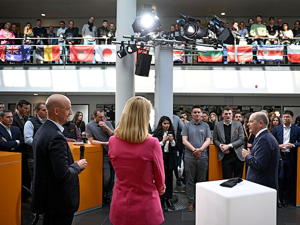 Mit den Conti-Vorstandsmitgliedern Christian Kötz (Vordergrund von links) und Dr. Ariane Reinhart als Gastgebern hat Kanzler Olaf Scholz nicht nur das Runderneuerungswerk des Herstellers in Hannover-Stöcken besichtigt, sondern auch den Dialog mit den Beschäftigten vor Ort gesucht (Bild: Continental)