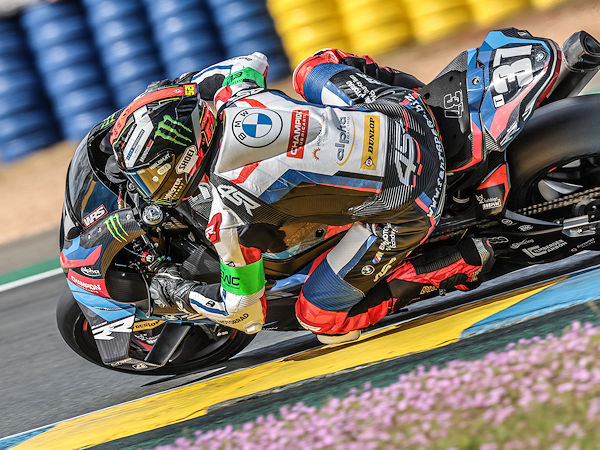 Das auf Dunlop-Reifen vertrauende EWC-Team BMW Motorrad World Endurance ist bei dem 24-Stunden-Rennen in Le Mans durch einen Sturz zwar zurückgeworfen worden, konnte letztlich aber als Dritter dennoch einen Podiumsplatz einfahren (Bild: Dunlop)