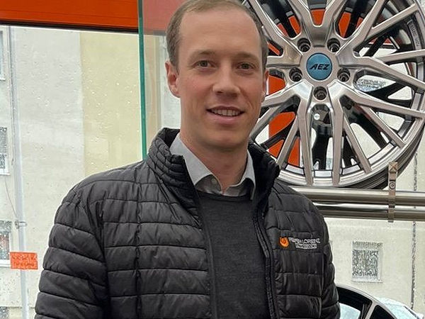 „Football ist eine absolute Trendsportart, die viele Menschen begeistert. So auch uns“, erklärt Reifen-Lorenz-Geschäftsführer Maximilian Lorenz das Engagement des Unternehmens als Goldsponsor der Neumarkt Wolves (Bild: Reifen Lorenz)