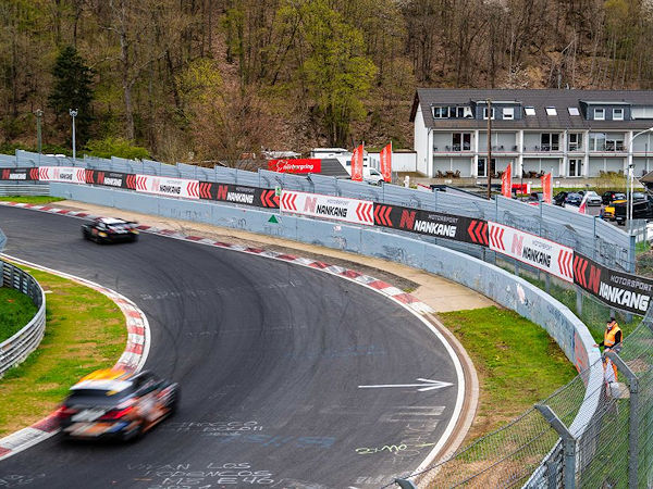 Auf der Nordschleife sehen Besucher auf einer 87 Meter langen Werbeanlage im Bereich „Breidscheid“ nun den Nankang-Schriftzug (Bild: Nürburgring 1927 GmbH & Co. KG)