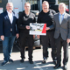 Scheckübergabe vor Ort beim DIMA Reifenservice in Filderstadt-Plattenhardt (von links): Als Leiter Partnersysteme bei Interpneu hat es sich Andreas Burk nicht nehmen lassen ihn den Inhabern Günter Manz und Andreas Dieter gemeinsam mit Matthias Eisentraut von Bridgestone persönlich zu übergeben (Bild: Pneuhage)