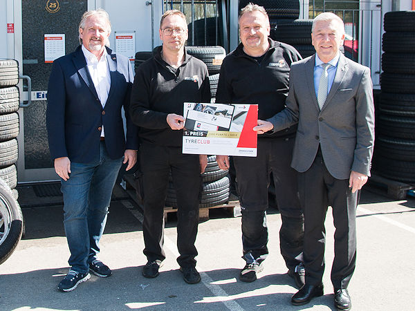 Scheckübergabe vor Ort beim DIMA Reifenservice in Filderstadt-Plattenhardt (von links): Als Leiter Partnersysteme bei Interpneu hat es sich Andreas Burk nicht nehmen lassen ihn den Inhabern Günter Manz und Andreas Dieter gemeinsam mit Matthias Eisentraut von Bridgestone persönlich zu übergeben (Bild: Pneuhage)