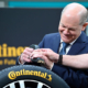 Bei seinem Besuch am Conti-Standort Hannover-Stöcken versuchte sich Olaf Scholz unter anderem im händischen Reifenschnitzen, und … (Bild: Continental)