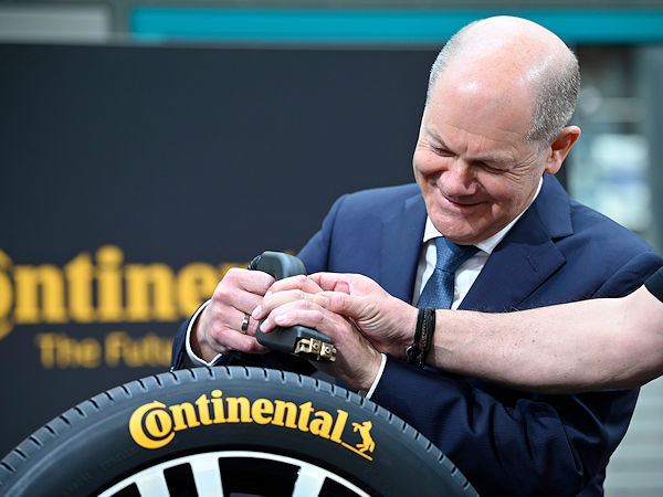 Bei seinem Besuch am Conti-Standort Hannover-Stöcken versuchte sich Olaf Scholz unter anderem im händischen Reifenschnitzen, und … (Bild: Continental)