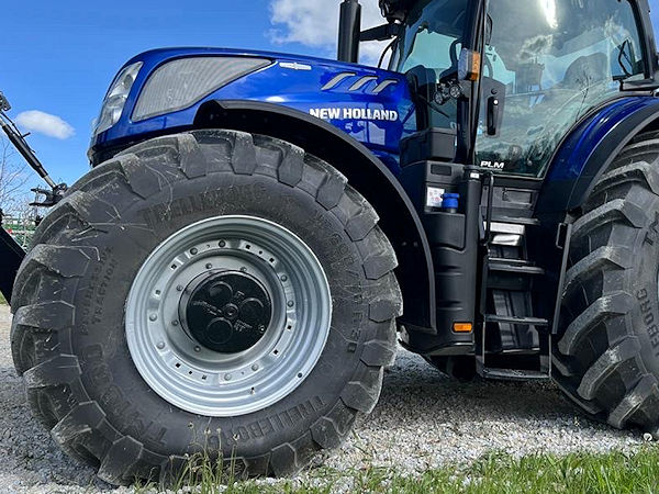 Bei den Schulungsveranstaltungen haben die teilnehmenden Händler auch die Möglichkeit, unter anderem mit Trelleborgs „TM1000 ProgressiveTraction“ bereifte New-Holland-Traktoren Probe zu fahren (Bild: Trelleborg)