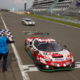 Nach 24 Stunden durch die „Grüne Hölle“ steuerte der Brite David Pittard den Ferrari 296 GT3 vom Team Frikadelli als Erster über die Ziellinie, das zugleich einen neuen Distanzrekord bei dem Langstreckenrennen aufstellte (Bild: ADAC)